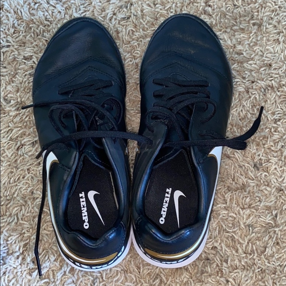 Black nike futsal shoes